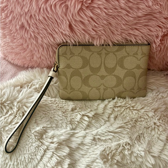 NEW Coach Signature Coated Canvas Heart Print Corner Zip Wristlet - Picture 11 of 15